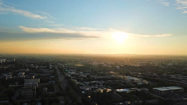 Almaty şehrinin üzerinde parlak renkli günbatımı. — Stok fotoğraf