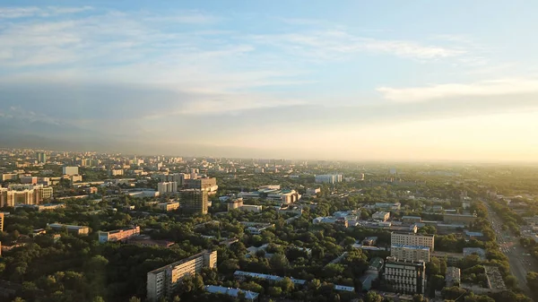 Bright color sunset over the city of Almaty. — Stock Photo, Image