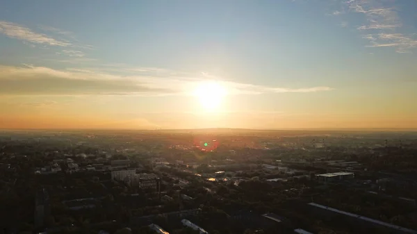Heller Sonnenuntergang über der Stadt Almaty. — Stockfoto