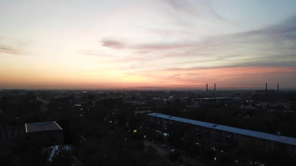 Czerwony zachód słońca nad miastem Almaty. — Zdjęcie stockowe
