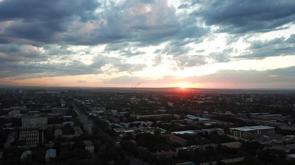 Almaty şehrinin üzerinde kızıl gün batımı. — Stok fotoğraf