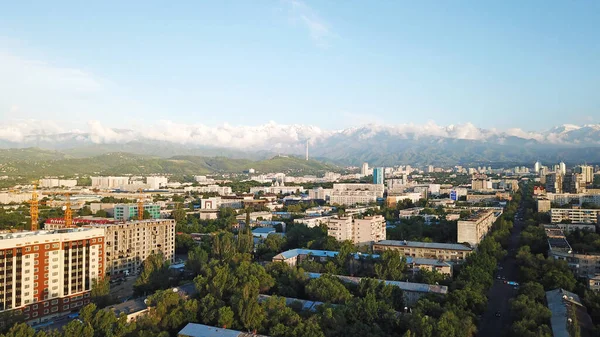 Φωτεινό ηλιοβασίλεμα πάνω από την πόλη του Αλμάτι. — Φωτογραφία Αρχείου