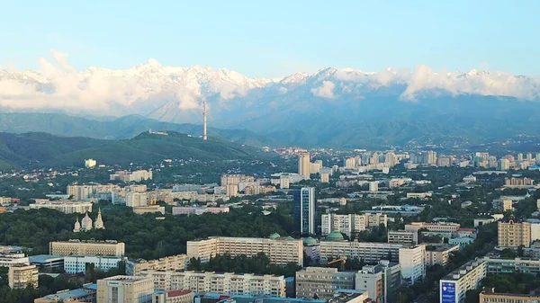 Φωτεινό ηλιοβασίλεμα πάνω από την πόλη του Αλμάτι. — Φωτογραφία Αρχείου