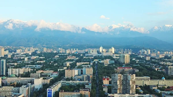 Φωτεινό ηλιοβασίλεμα πάνω από την πόλη του Αλμάτι. — Φωτογραφία Αρχείου