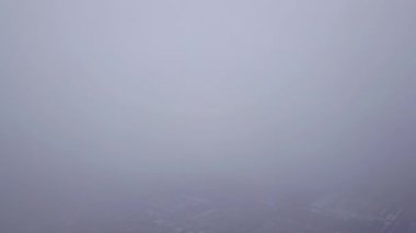 Bulutların arasından Almaty şehrinin en üst görüntüsü.