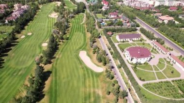 Dağların arkasında golf sahası ve otel