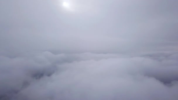 Vliegend tussen verschillende lagen wolken over de stad. — Stockvideo