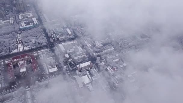 Bovenaanzicht door de wolken op de stad Almaty. — Stockvideo