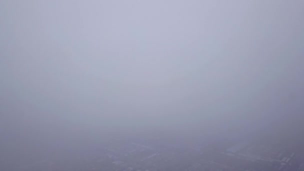 Widok z góry przez chmury w mieście Almaty. — Wideo stockowe