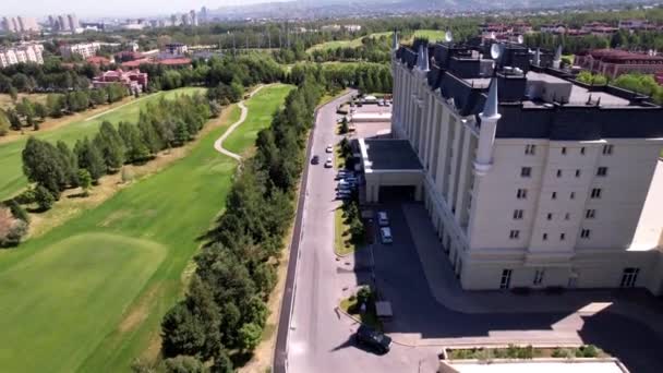 Campo da golf e hotel sullo sfondo delle montagne — Video Stock