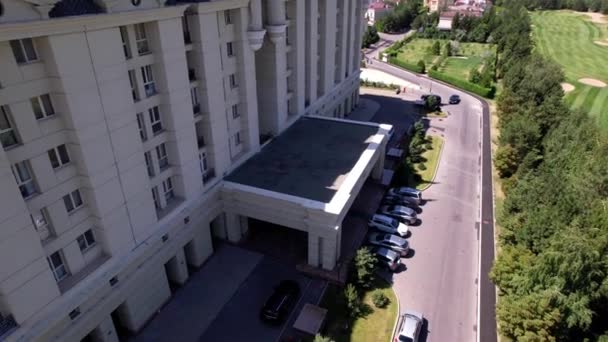 Dağların arkasında golf sahası ve otel — Stok video