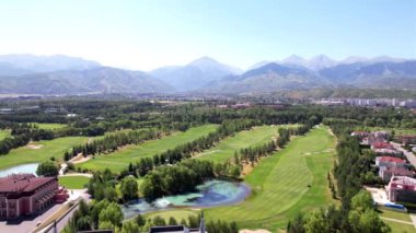 Yüksek dağların manzaralı golf sahası.
