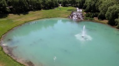 Çeşmeli yeşil golf sahasında düğün.