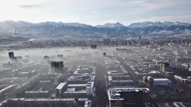 Strzelanina z drona nad wielkim miastem Almaty — Wideo stockowe