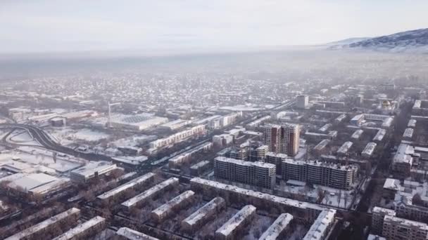 Disparando desde un dron sobre la gran ciudad de Almaty — Vídeo de stock