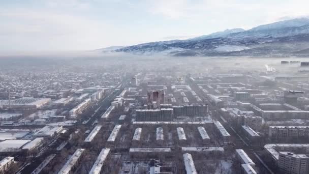 Стріляння з безпілотного літального апарата над великим містом Алмати. — стокове відео