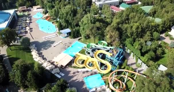 Ein Outdoor-Wasserpark, viele Rutschen, Pools. — Stockvideo