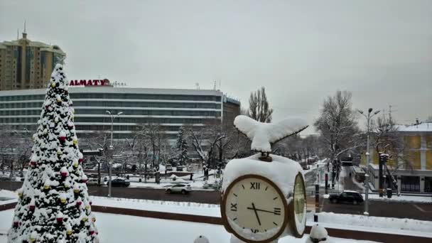 Winterstadt und Weihnachtsbaum im Schnee. — Stockvideo