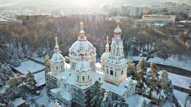 Domos dorados de la Iglesia al amanecer. — Vídeos de Stock