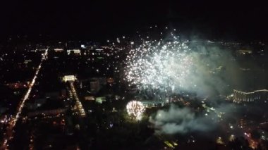 Şehrin gece havai fişek.