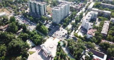 Karlı Almaty dağları ile yeşil şehir.