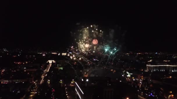 Nacht vuurwerk in de stad. — Stockvideo