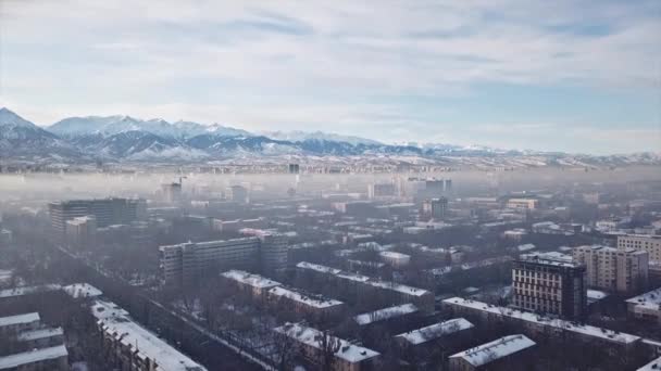 Tournage d'un drone au-dessus de la grande ville d'Almaty — Video