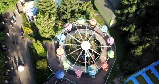 Un parc urbain avec des manèges et une grande roue. — Video