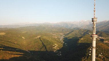 Kok Tobe, Almaty 'nin yeşil tepelerindeki büyük TV kulesi.