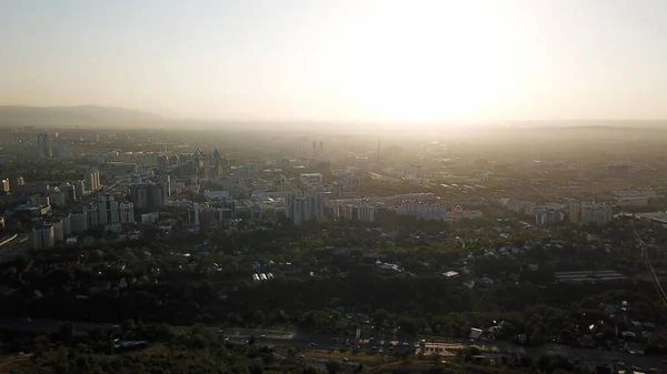 Strahlend gelbe Sonne über der Stadt Almaty. — Stockfoto