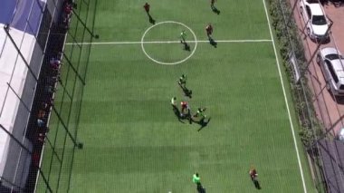 İki takım sahada futbol oynuyor..