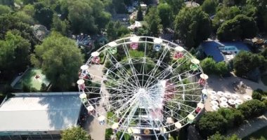 Dönme dolabı olan bir şehir parkı..