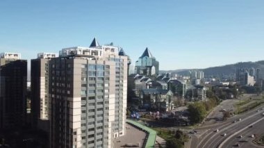Almaty şehrinin modern binaları.