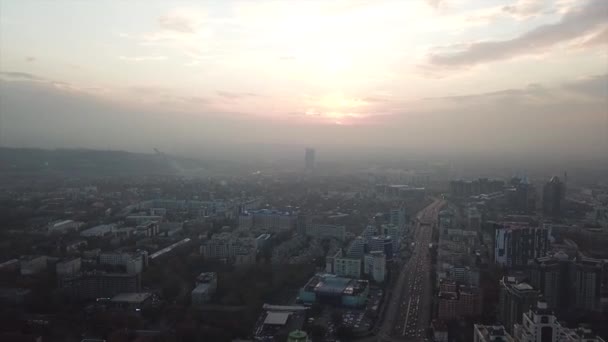 Sis içinde büyük bir şehir. Almaty şehrinin ekolojisi — Stok video