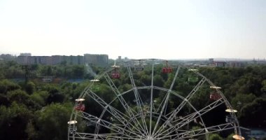 Dönme dolabı olan bir şehir parkı..