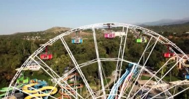 Dönme dolabı olan bir şehir parkı..