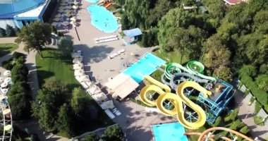 Açık deniz parkı, bir sürü slayt, havuz..