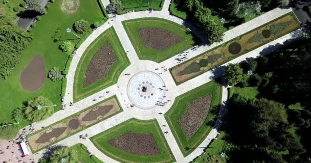 Allée ronde dans le parc avec une statue de chameau. — Video