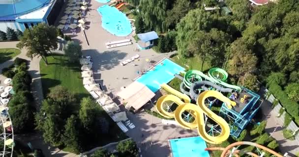 Un parco acquatico all'aperto, tanti scivoli, piscine. — Video Stock