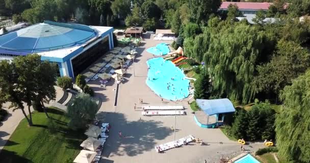 Um parque aquático ao ar livre, abundância de slides, piscinas. — Vídeo de Stock