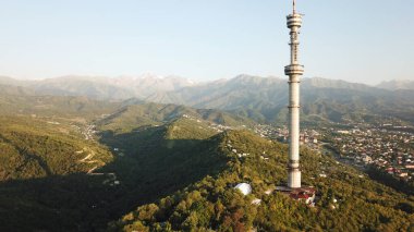 Kok Tobe, Almaty 'nin yeşil tepelerindeki büyük TV kulesi.
