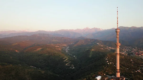 Kok Tobe, Almaty 'nin yeşil tepelerindeki büyük TV kulesi.