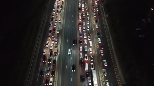 Muchos coches van en la carretera. Ciudad nocturna. — Vídeos de Stock