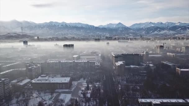Πυροβολισμοί από ένα drone πάνω από τη μεγάλη πόλη του Almaty — Αρχείο Βίντεο