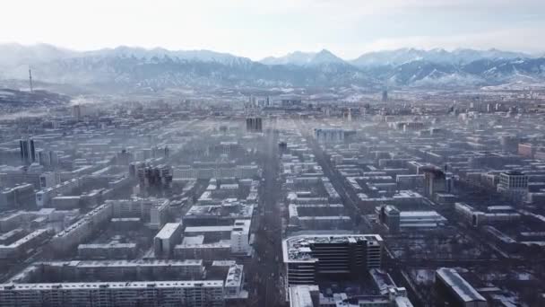 Стріляння з безпілотного літального апарата над великим містом Алмати. — стокове відео