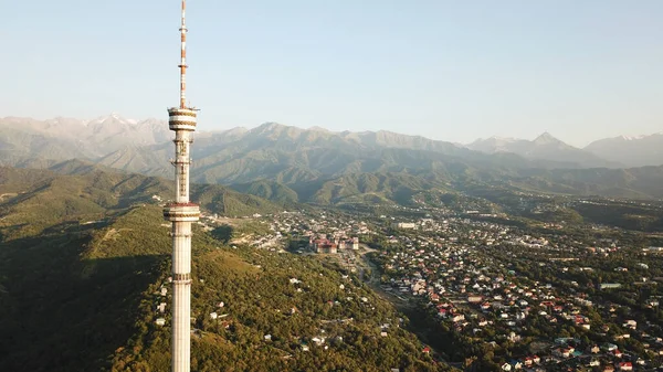 Kok Tobe gran torre de televisión en las verdes colinas de Almaty —  Fotos de Stock