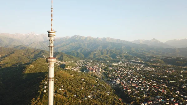 Kok Tobe gran torre de televisión en las verdes colinas de Almaty —  Fotos de Stock