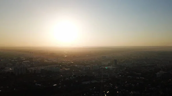 Jasně žluté slunce nad městem Almaty. — Stock fotografie