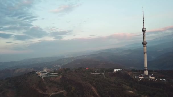 Puesta de sol rojo-naranja y la torre de televisión en Kok Tobe — Vídeo de stock