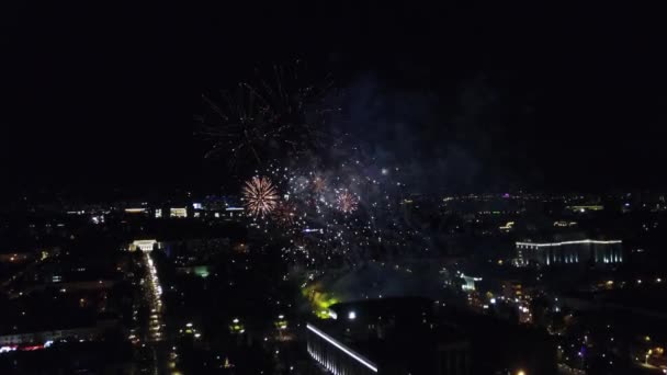 Nacht vuurwerk in de stad. — Stockvideo